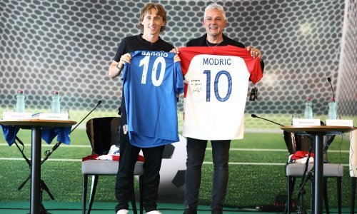 Luka Modrić i Roberto Baggio razmijenili dresove na predstavljanju nogometnog kampa