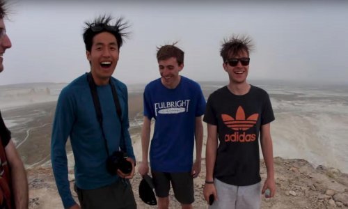 Ova trojica mladića snimili su kako to izgleda kad ti se digne kosa na glavi