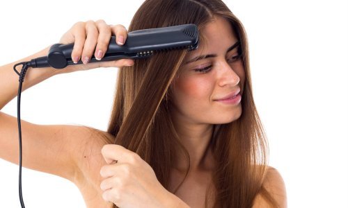 Kada ste posljednji put očistili peglu za kosu? Ako niste, ozbiljno razmislite o tome, evo zašto