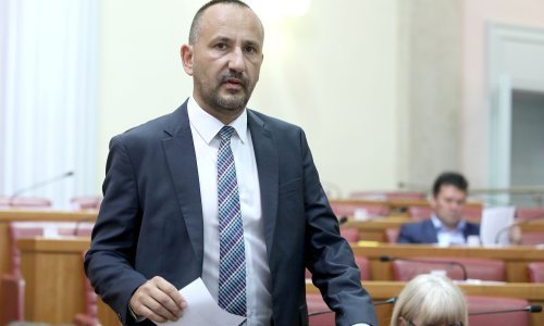 Suverenisti žestoko po Grabar Kitarović zbog migranata i pjevanja na Katoličkom radiju