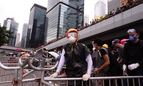 Vrije u Hong Kongu: Prosvjednici krenuli na zgradu parlamenta, policija uzvratila suzavcem i pendrecima