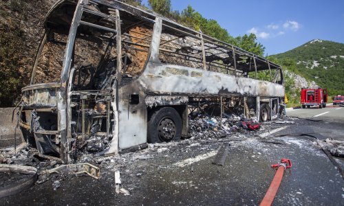[VIDEO/FOTO] Autobus u kojemu su bili mali nogometaši iz Makarske u potpunosti izgorio, djeca se vraćaju kući