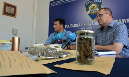 Policijski pas u Slavonskom Brodu u stanu pronašao gomilu droge i sve potrebno za uzgoj marihuane