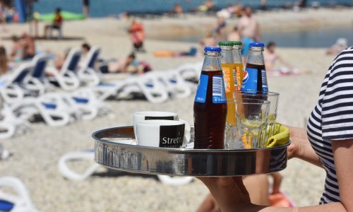 HOK i udruge ugostitelja tražesnižavanje stope poreza na dohodak na 18 posto