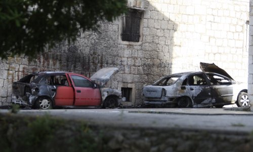 U Kaštelima izgorjela dva automobila