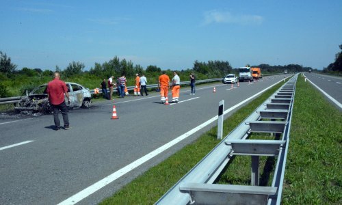 Zbog zapaljenog vozila kod Jastrebarskog vozi se usporeno