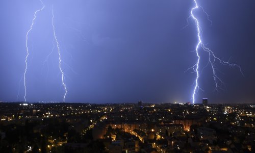 Nevrijeme s gromovima, jakom kišom i tučom pogodilo cijelu zemlju. Oprez na cesti - ima poplavljenih prometnica!