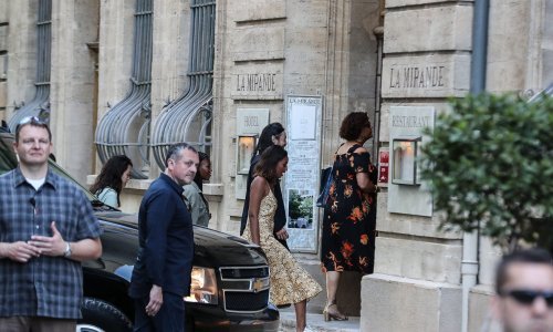 Obiteljska idila: Barack Obama s Michelle i kćerima uživa u delicijama juga Francuske