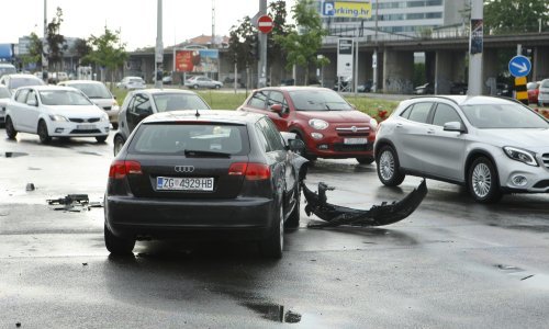 [FOTO] Dva automobila sudarila se na zagrebačkoj Branimirovoj