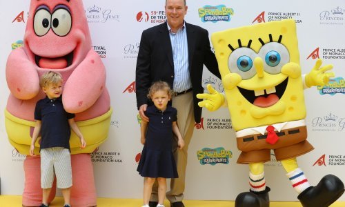 Monegaški princ Albert u izlasku sa svojim neodoljivim blizancima