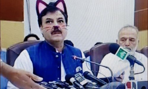 Kakav cirkus: pakistanski se političar usred prijenosa uživo pretvorio u virtualnu mačku