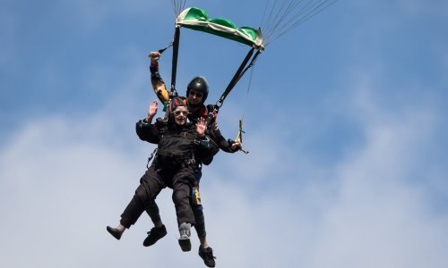 Devedesetogodišnjaci hrabro skočili s padobranom u dobrotvorne svrhe