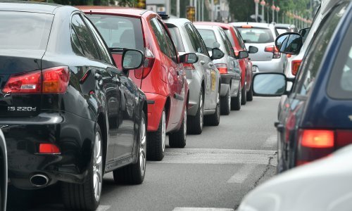 Otežan promet kod Starigrada zbog teške prometne nesreće, usporeno se vozi i na riječkoj obilaznici