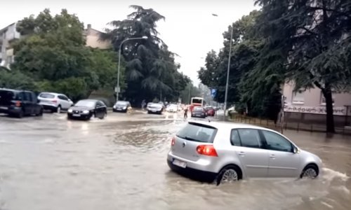 Beograd pod vodom; Bujica nosila automobile, isključena struja na tramvajskoj mreži, voda ulazila u autobuse