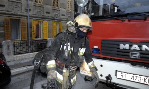 Požar u noćnom klubu u Viškovu, vatrogasci na terenu