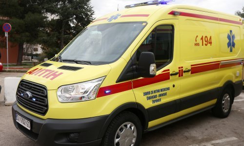 Djevojka poginula u slijetanju auta u jarak kod Drniša