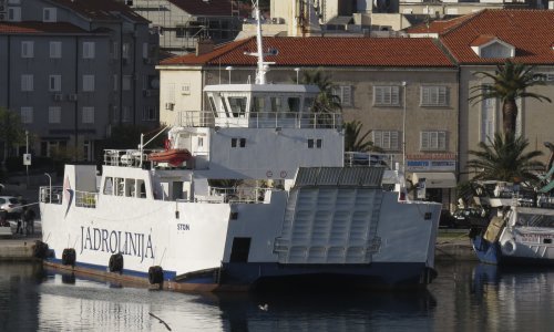 Trajekt udario u rivu pri uplovljavanju na Sućurju, dvoje putnika lakše ozlijeđeno