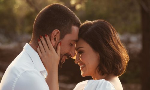 Romantika na Hvaru: Nina Badrić prepustila se emocijama u zagrljaju markantnog glumca