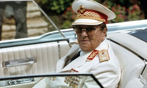 'Prije četrdeset godina umro je vladar Jugoslavije. Vodio je partizane, suprostavio se Staljinu, a volio je cigarete i raskoš'