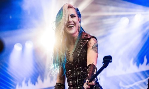 Atraktivna Kanađanka ostavlja bez daha neobičnom ljepotom i opakim glasom