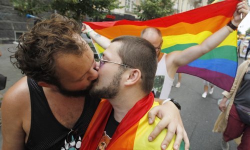 U Povorci ponosa u Kijevu 5000 ljudi, pokušali su ih omesti militanti krajnje desnice i pravoslavne organizacije