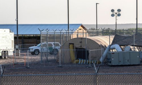 SAD potresa novi skandal: Djeca migranata boravila u nehumanim uvjetima bez tuša i sapuna, mnoga imala uši