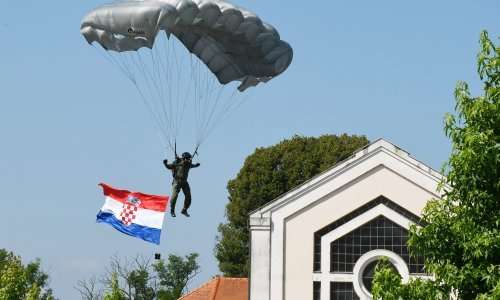 Nekoliko sati nakon proglašenja neovisnosti napadnuta je policijska postaja u Glini