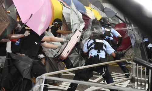 Čelnica Hong Konga osudila ekstremno nasilje tijekom prosvjeda