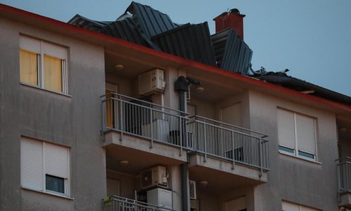 Snažna oluja zahvatila Zagreb: Počupani krovovi, srušena stabla, oštećeni automobili