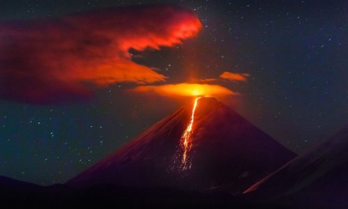 Vulkan koji eruptira po noći izgleda veličanstveno
