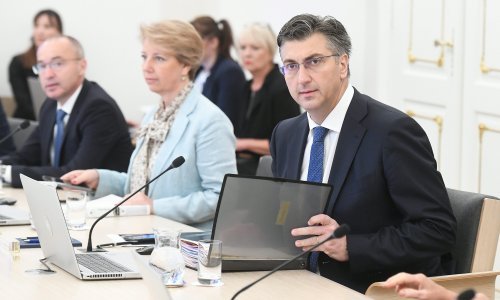 Vlada na zatvorenom dijelu sjednice donijela odluke knjiženju manjkova strateških zaliha, sve je označeno kao 'vrlo tajno'