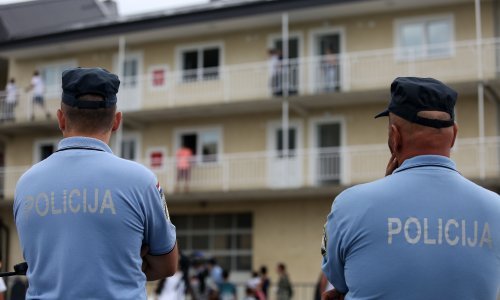 U kordonu specijalaca, zaštitara i Hitne pomoći Romi iz Plinarskog naselja preseljeni u Petruševec