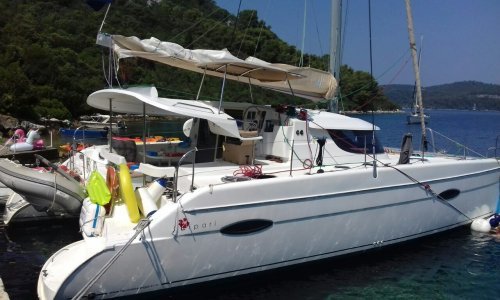 Katamaran sa stranim turistima udario u kopno, jedna od tri ozlijeđene osobe helikopterom prebačena u Split