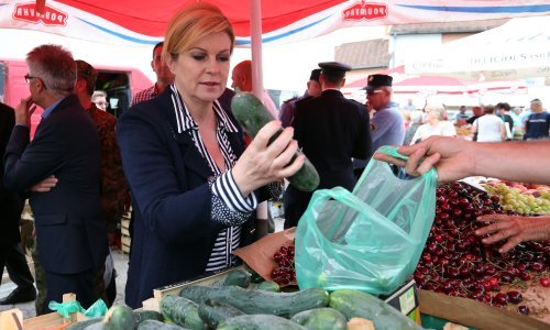 [FOTO] Predsjednica Kolinda Grabar Kitarović u Slunju kupila svježeg povrća