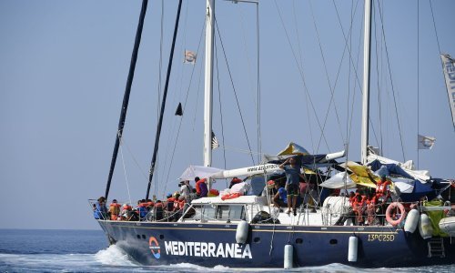 Spasilački brod s migrantima bez dozvole pristao u Lampedusi