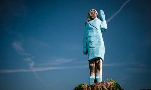 Urnebesni kip Melanije Trump u rodnoj Sevnici izazvao brojne reakcije