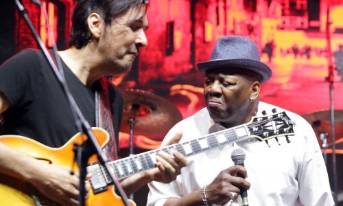 Zavodljivi zvuci bluesa: Nastup Jamesa Perrija i Thrill All Stars Banda oduševili Triljane