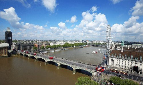 Londonski Westminster Bridge zatvoren nakon udara turističkog broda