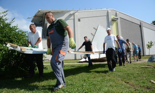 [FOTO/VIDEO]U Pitomači olujni vjetar iščupao kompletno krovište školske dvorane