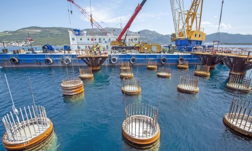 Iz mora izronili prvi obrisi Pelješkog mosta, fotografije su impresivne