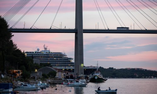 Zabrane u prometu zbog vjetra na mostu Franje Tuđmana