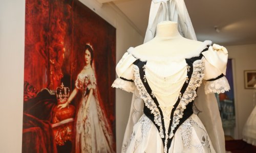 Zavirite u ormar carice Sisi: Izložba u Opatiji donosi raskošne haljine i nakit popularne austrijske kraljice