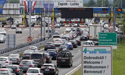 Pojačan promet prema obali i od obale prema unutrašnjosti, kolona na Bajakovu, HAK moli vozače za strpljenje