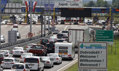 Pojačan je promet prema unutrašnjosti, na autocesti A1 vozi se u kolonama, a na granicama ima dužih čekanja