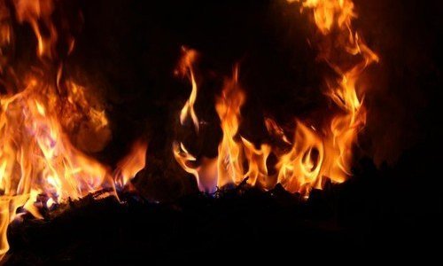 Bacio tekućinu na zgradu, u vatri koja je planula poginulo 12 ljudi, među ozlijeđenima i napadač