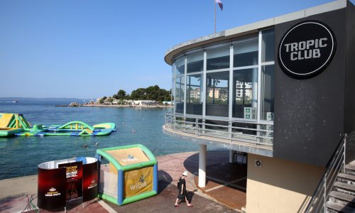 Muškarac teško ozlijeđen na Bačvicama zadržan u splitskoj bolnici