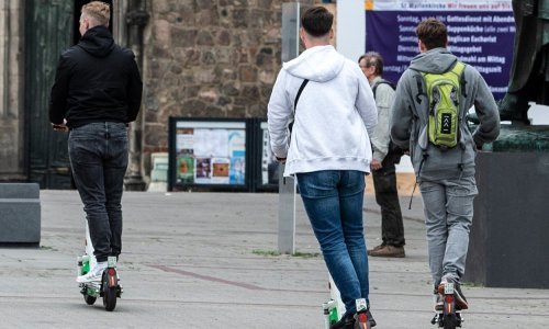 Nova pravila za električne romobile, nema više vožnje bez kacige