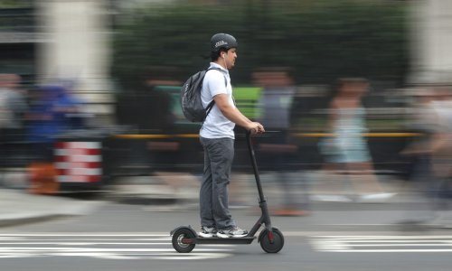 Električni romobili osvojili ulice europskih metropola, no pitanje je koliko će vješto manevrirati kroz nove propise