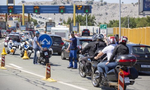 Bajkeri opet prosvjedovali na Krčkom mostu, policija ih odvojila u posebnu traku