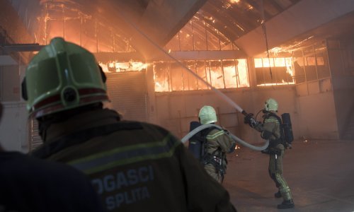 [VIDEO] Požar u srcu Splita, gorjelo u Slobodnoj Dalmaciji, vatrogasci munjevitom reakcijom spriječili moguću katastrofu